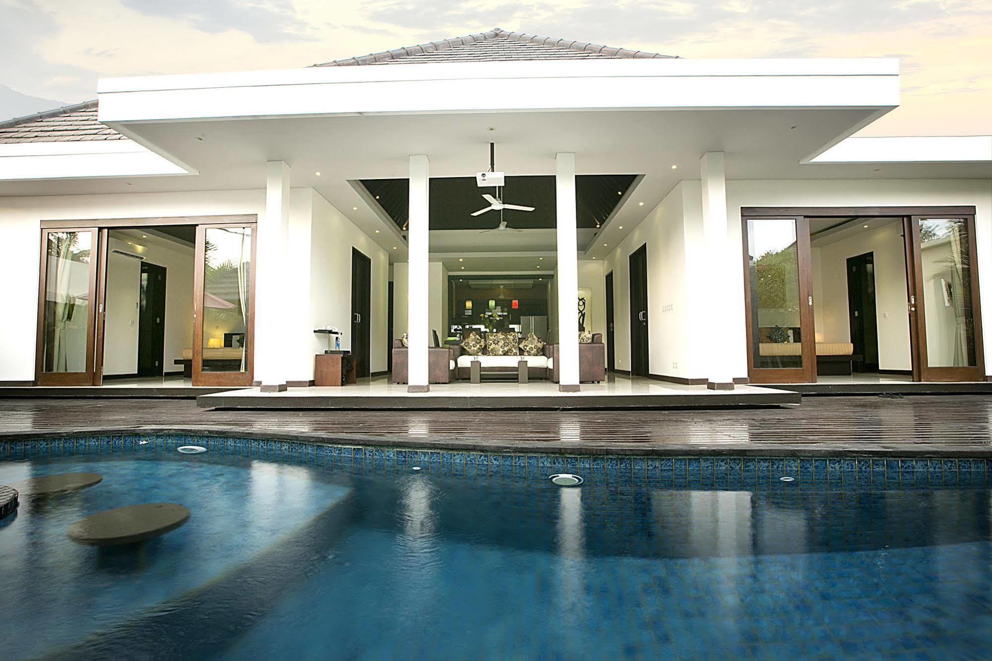 D&G Villas Nusa Dua  Buitenkant foto